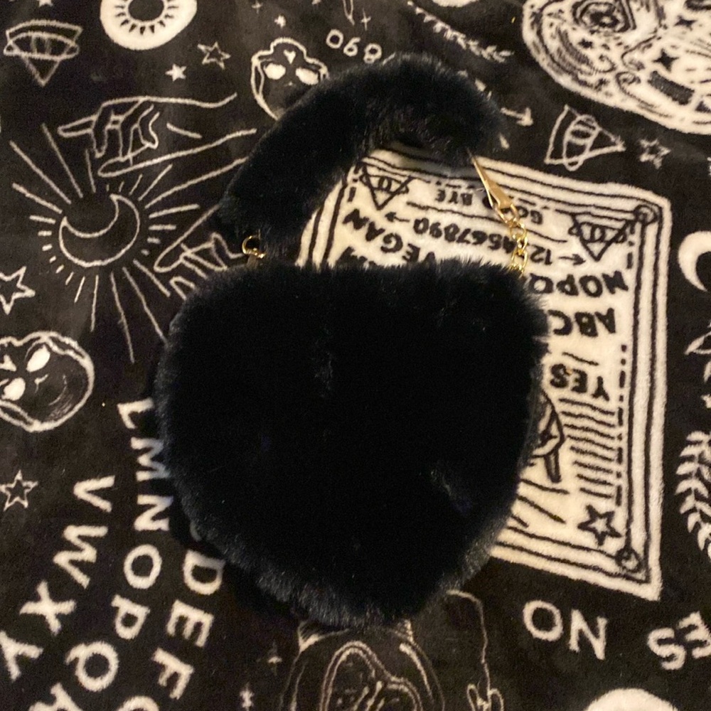 Soft and cute heart clutch!